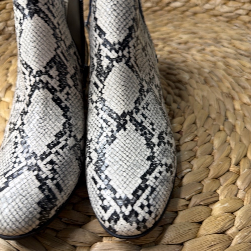 Circus by Sam Edelman Black and White Textured Boots size 7